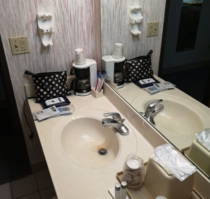 Alma Comfortable Inn and Shifters Restaurant - From Web Listing (newer photo)